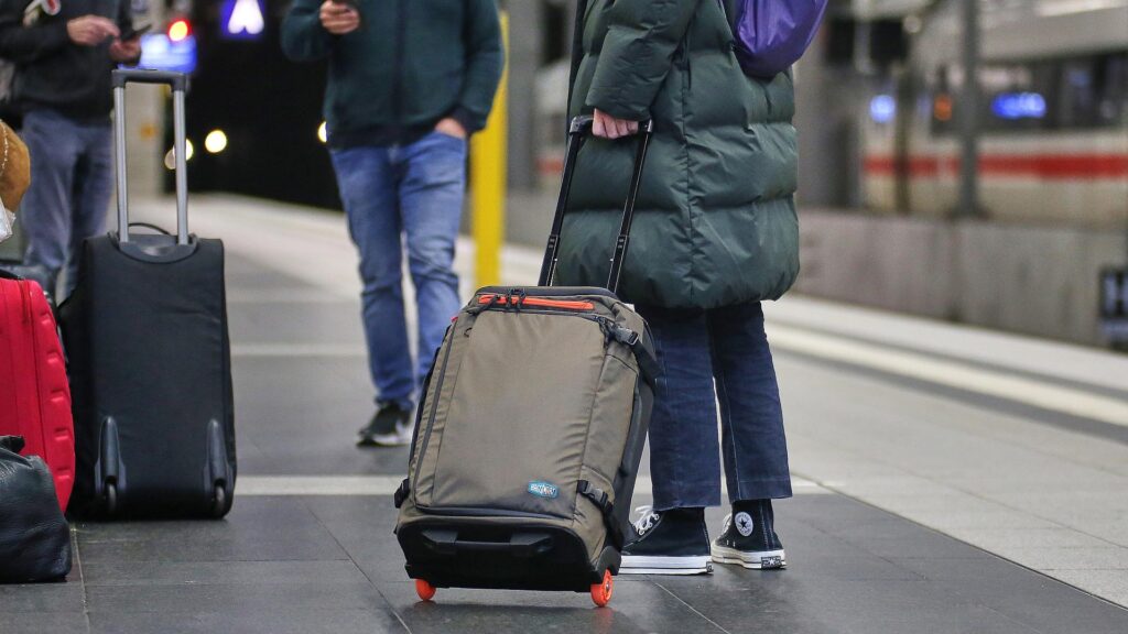 Reisende bei der Deutschen Bahn (Archiv)
