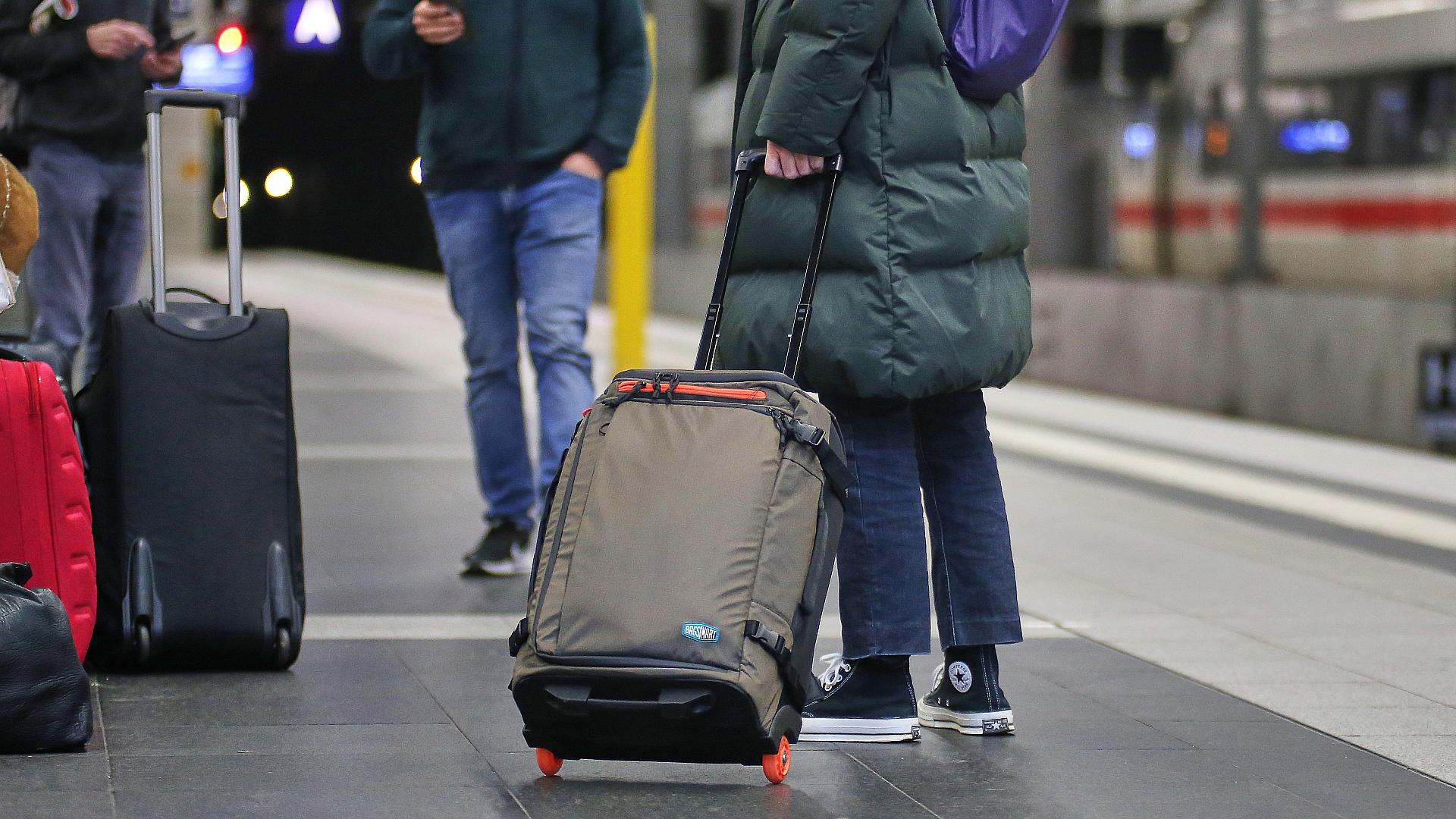 Reisende bei der Deutschen Bahn (Archiv)