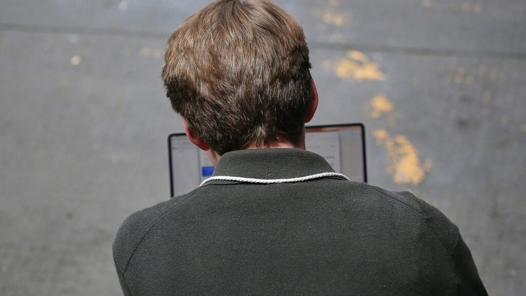 Mann mit Laptop (Archiv)