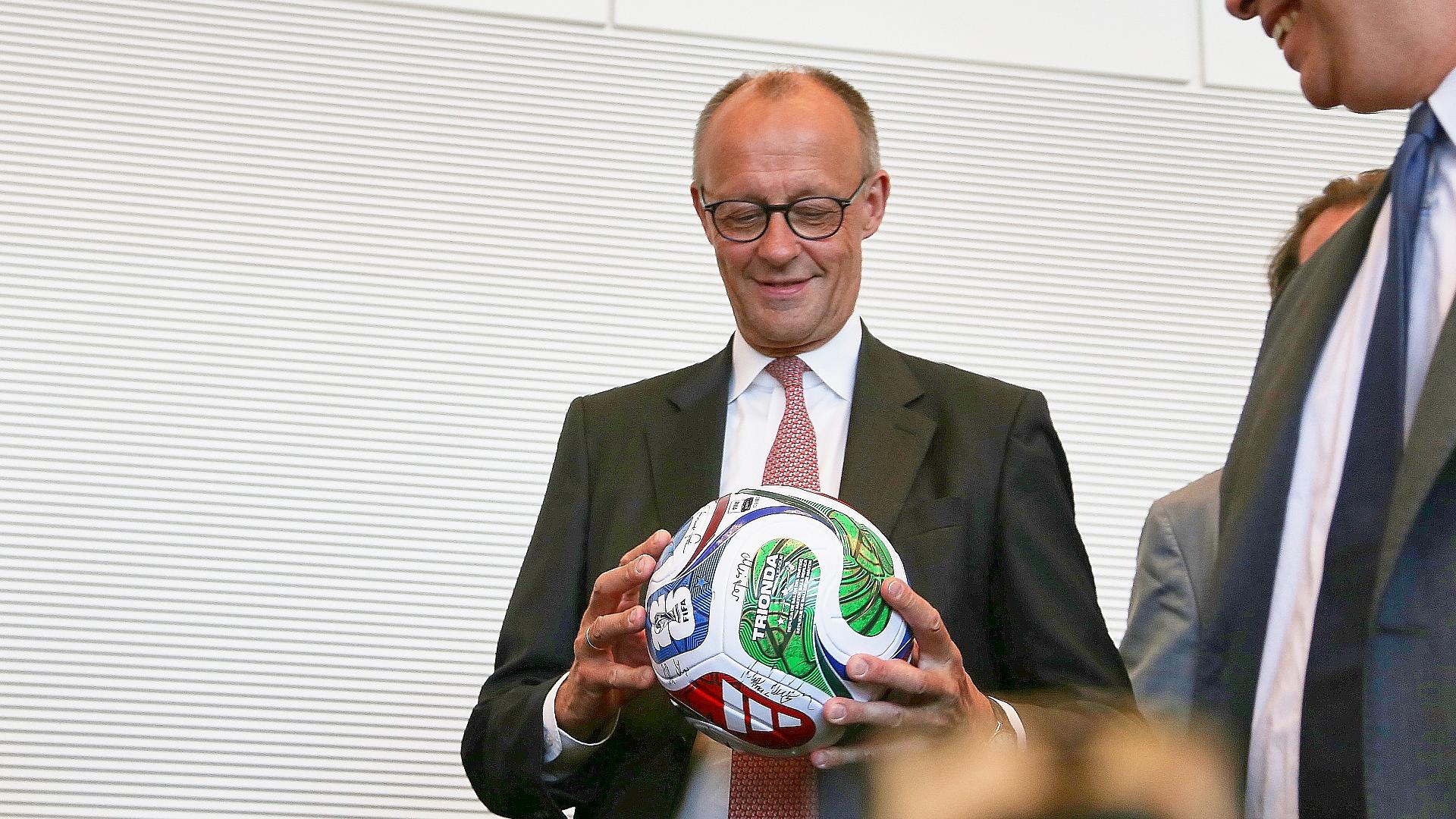 Bundesregierung begrüßt deutsche WM-Bewerbung 1 Friedrich Merz am 09.06.2026