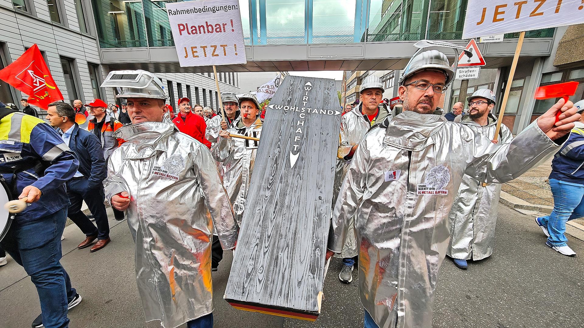 Regierung räumt "herausfordernde Lage" für Stahlindustrie ein 1 Stahldemo der IG Metall am 12.06.2026