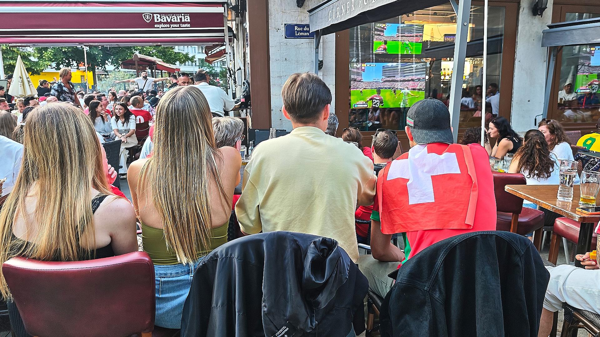 Fußball-WM: Katar trifft spät zum Ausgleich gegen die Schweiz 1 Fans und Interessierte schauen in einer Bar in Genf Fußball