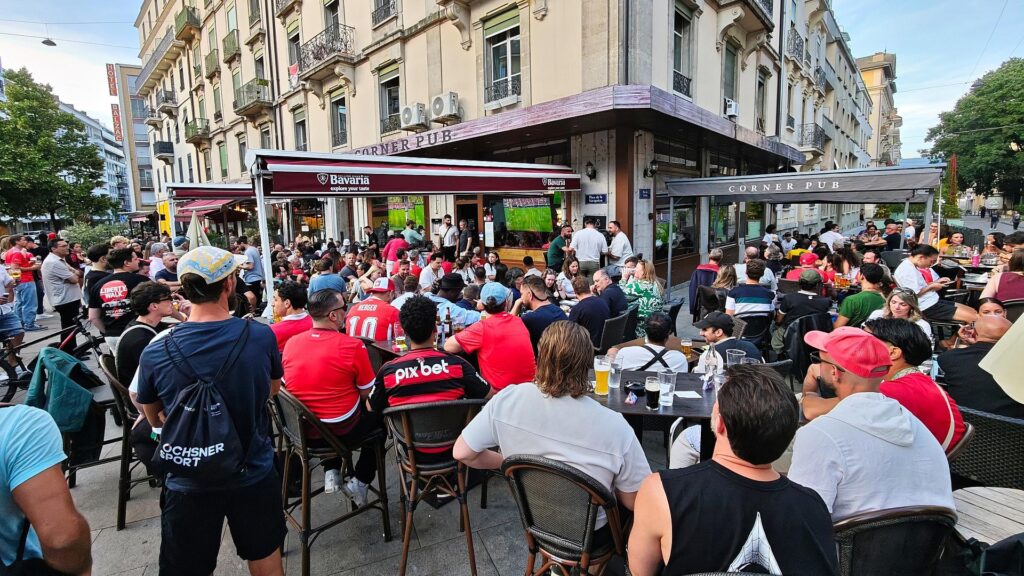 Fans und Interessierte schauen in einer Bar in Genf Fußball (Archiv)