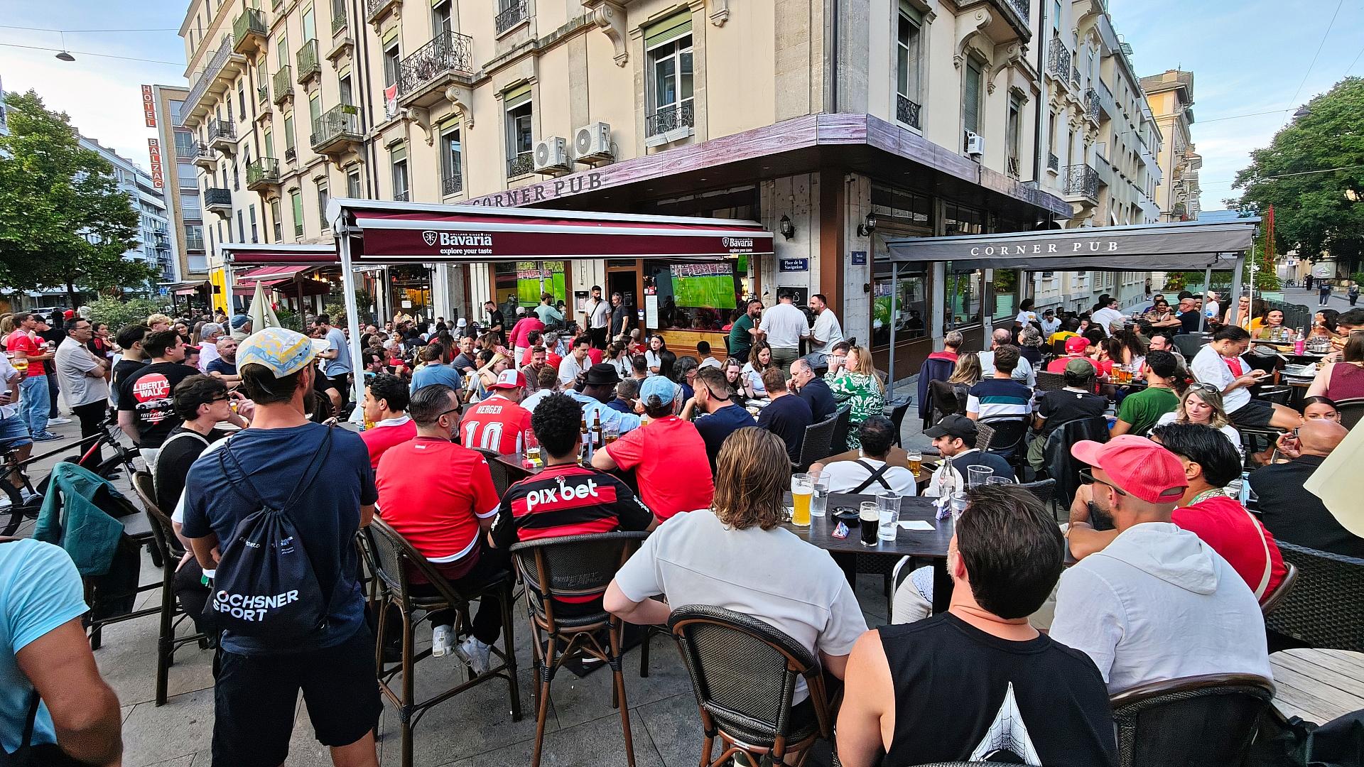 Fans und Interessierte schauen in einer Bar in Genf Fußball (Archiv)