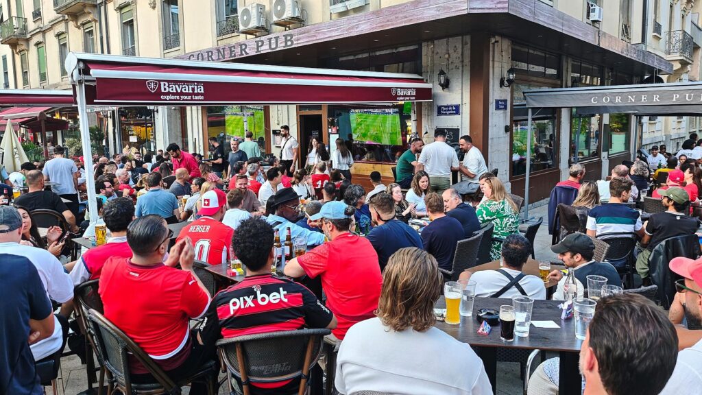 Fans und Interessierte schauen in einer Bar in Genf Fußball am 13.06.2026