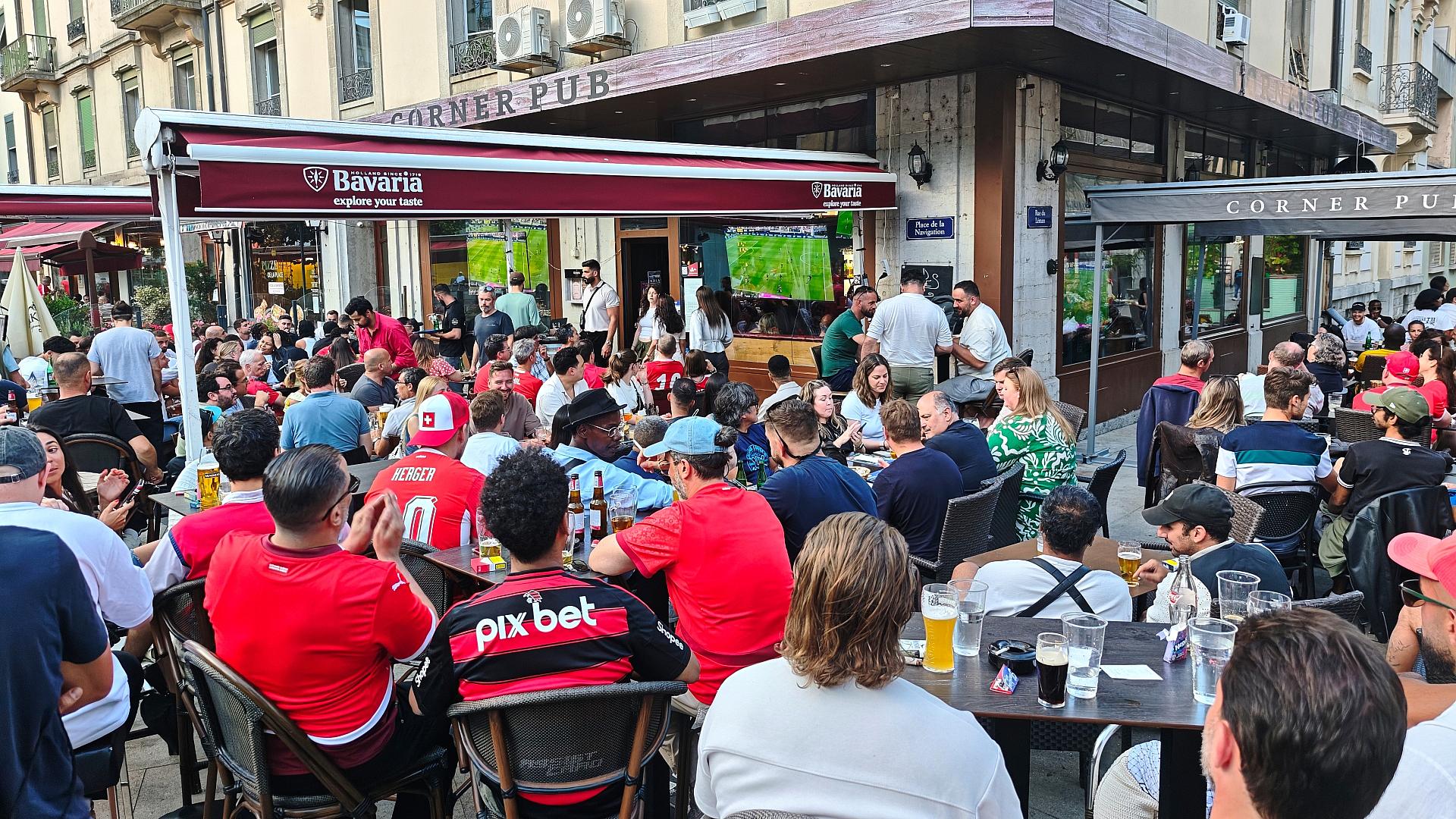 Fußball-WM: Portugal und DR Kongo trennen sich unentschieden 1 Fans und Interessierte schauen in einer Bar in Genf Fußball am 13.06.2026