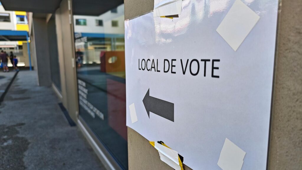Wahllokal für Schweizer Volksabstimmung am 14.06.2026