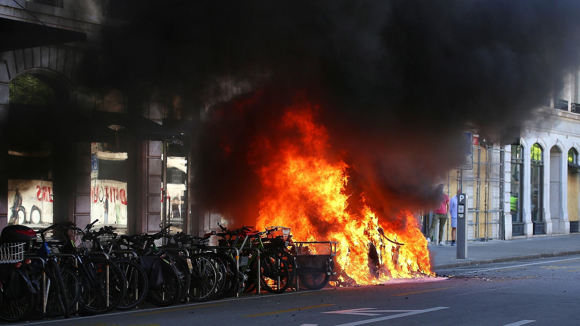 Gewalttätige Ausschreitungen bei G7-Demo in Genf 1 Ein Fahrzeug steht beim Anti-G7-Protest in Genf in Flammen am 14.06.2026