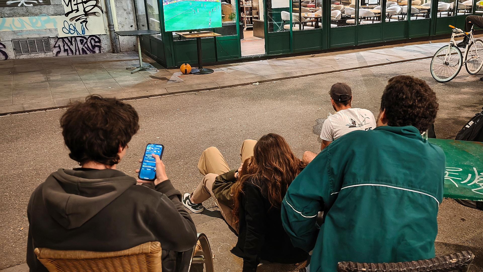 Elfenbeinküste gewinnt WM-Spiel gegen Ecuador 1 Interessierte schauen nachts auf der Straße Fußball-WM 2026