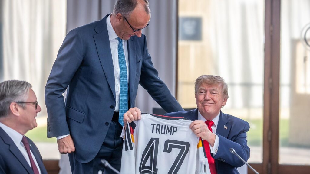 Merz schenkt Trump Deutschland-Triko am 16.06.2026