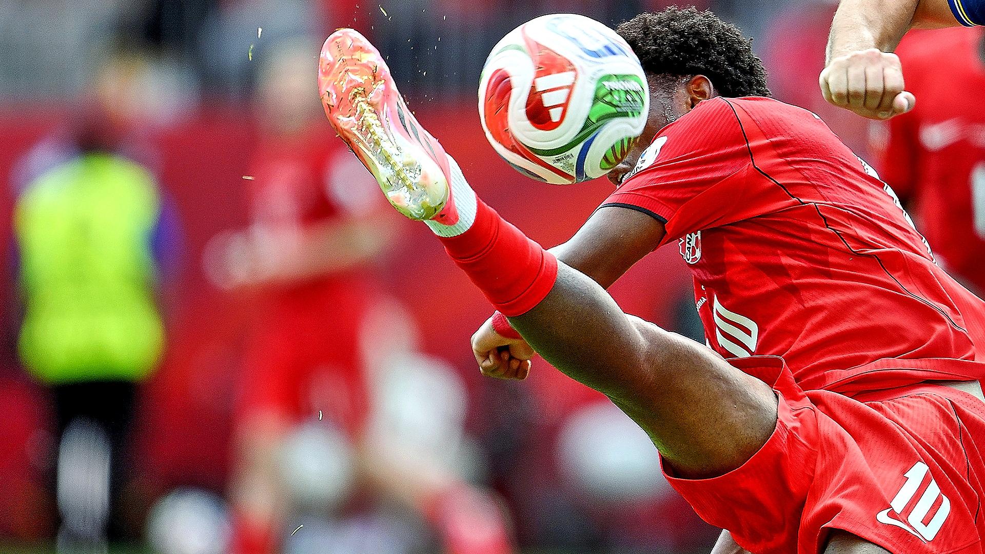 Fußball-WM: Kanada gewinnt haushoch gegen Katar 1 Kanadas Jonathan David bei der WM 2026 am Ball (Archiv)