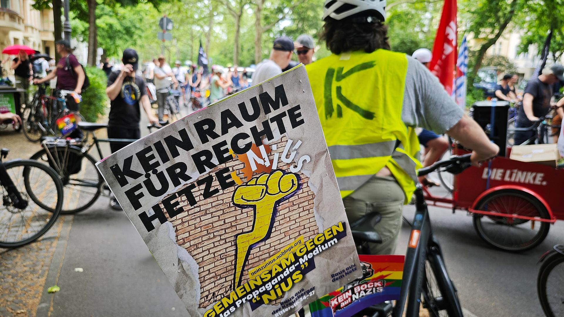 Rund 50 Teilnehmer bei Demo gegen "Nius" und "Apollo" 1 Fahrraddemo gegen `Apollo News` und `Nius` am 20.06.2026