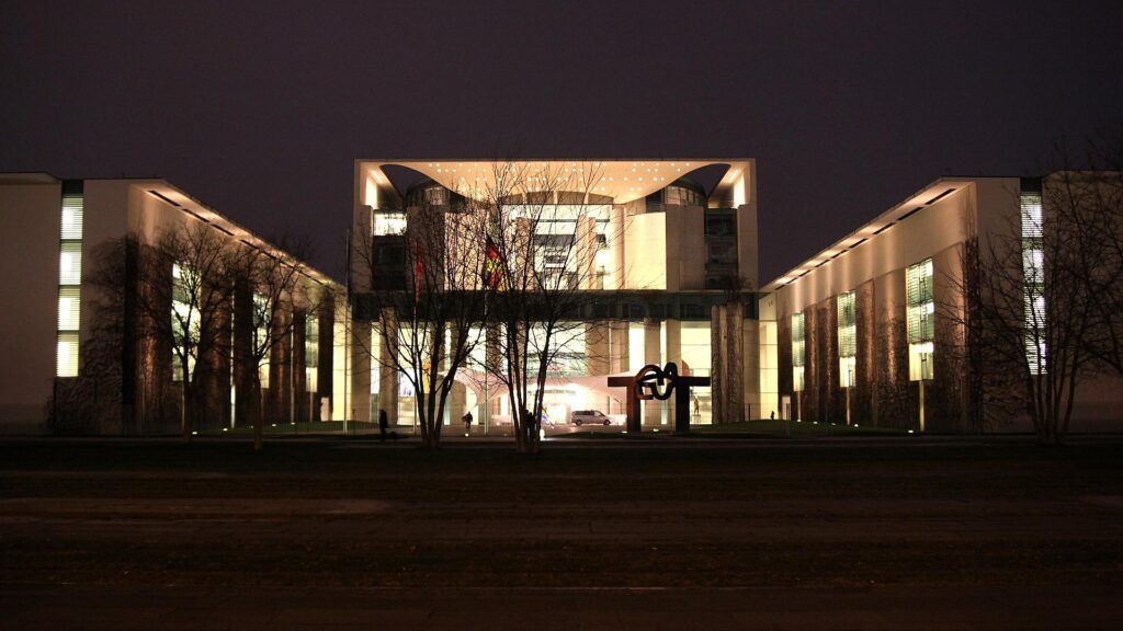 Bundesregierung begrüßt Vereinbarung zwischen USA und dem Iran 2 Bundeskanzleramt bei Nacht (Archiv)