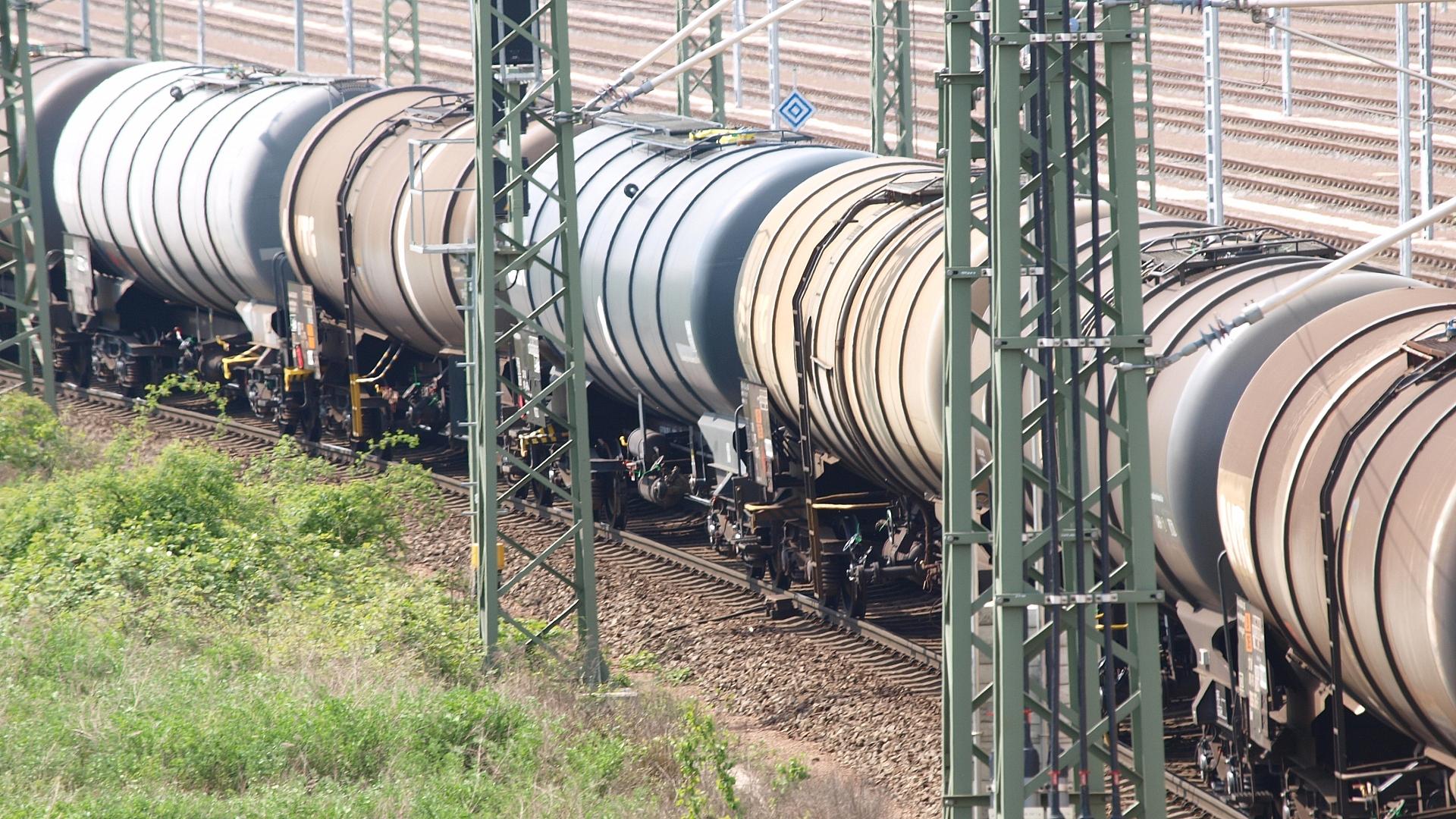 Materialknappheit in der Industrie verschärft sich 1 Güterzug auf Gleisanlage (Archiv)