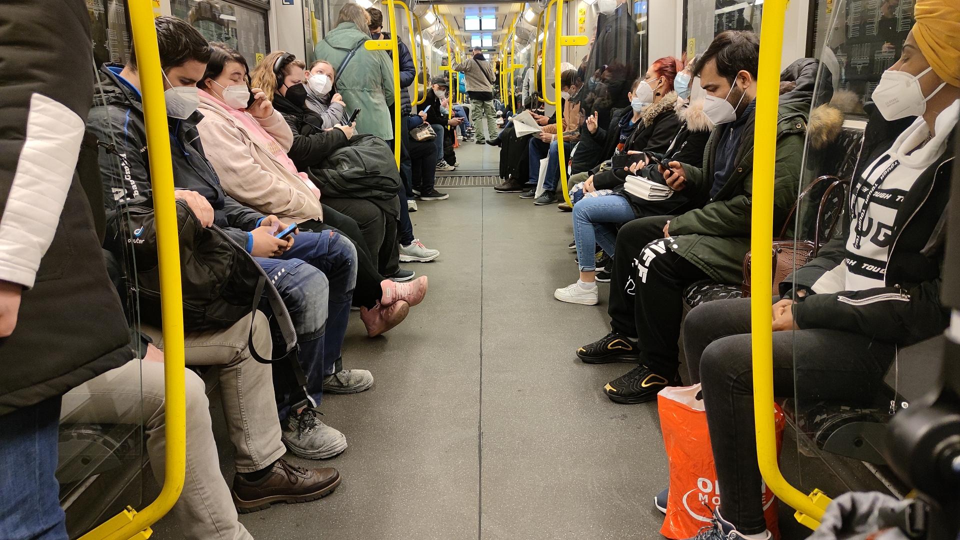 Bericht: Bund muss 350 Millionen Euro für Corona-Masken nachzahlen 1 Vollbesetzte U-Bahn während der Corona-Pandemie (Archiv)
