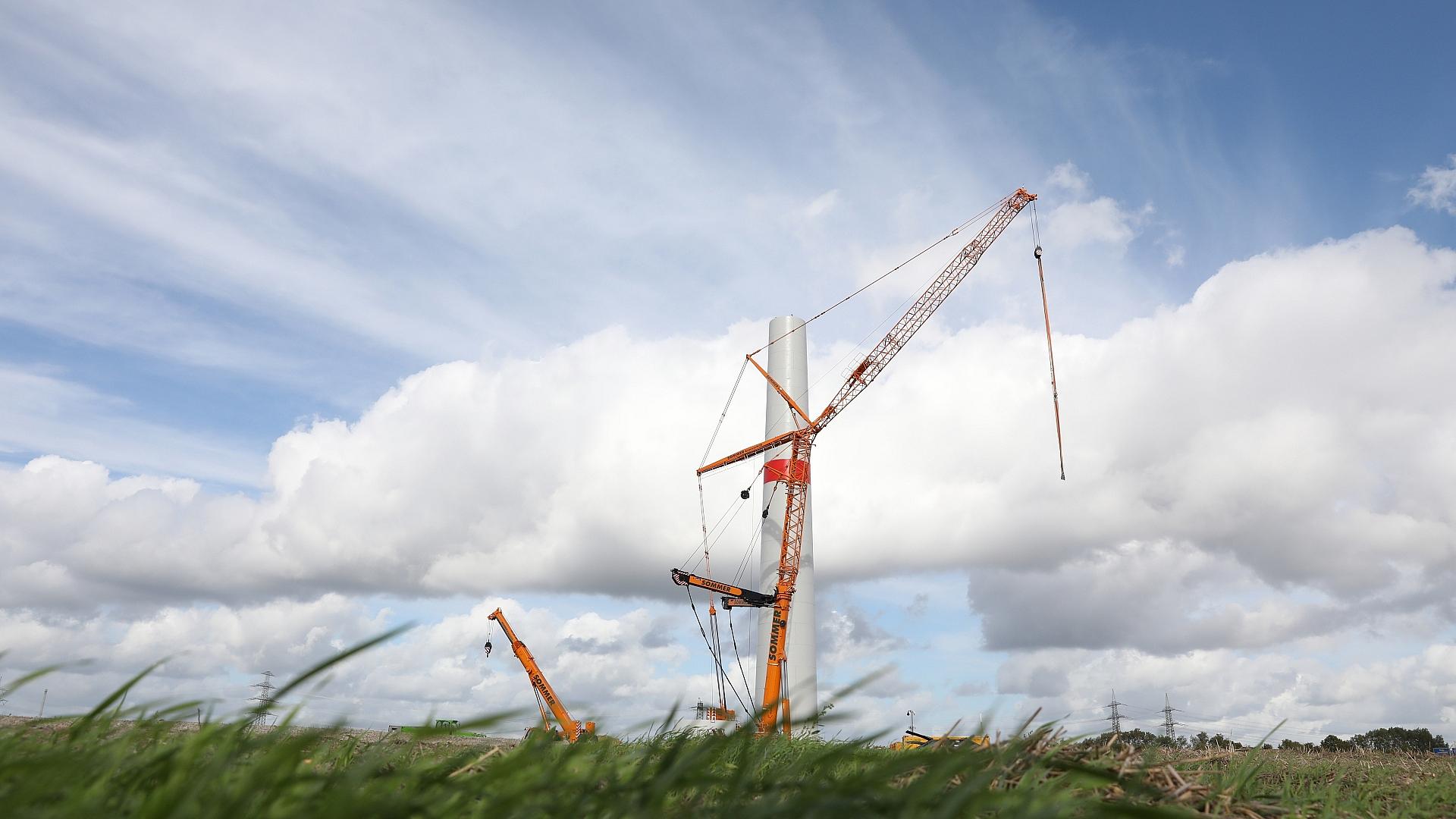 Bundesregierung fehlt Lagebild zu chinesischen Bauteilen 1 Windrad-Bau (Archiv)