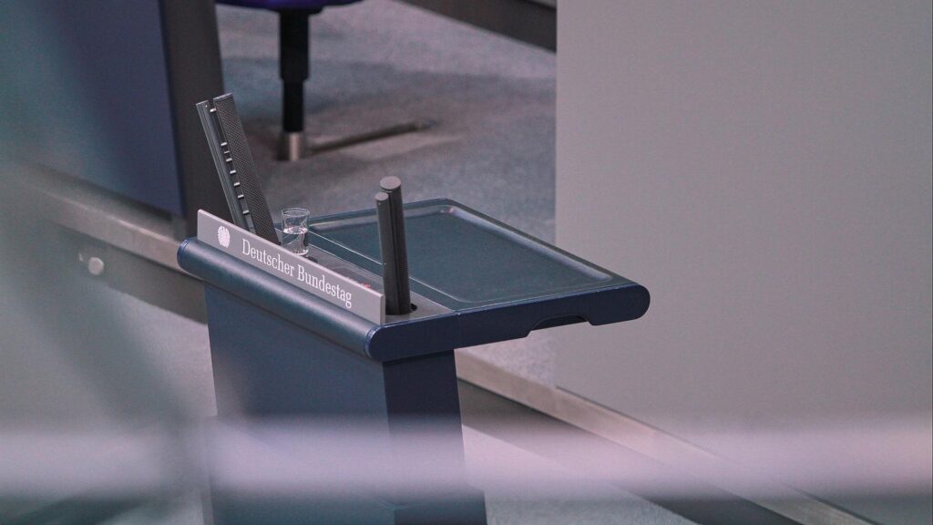 Rednerpult im Deutschen Bundestag (Archiv)