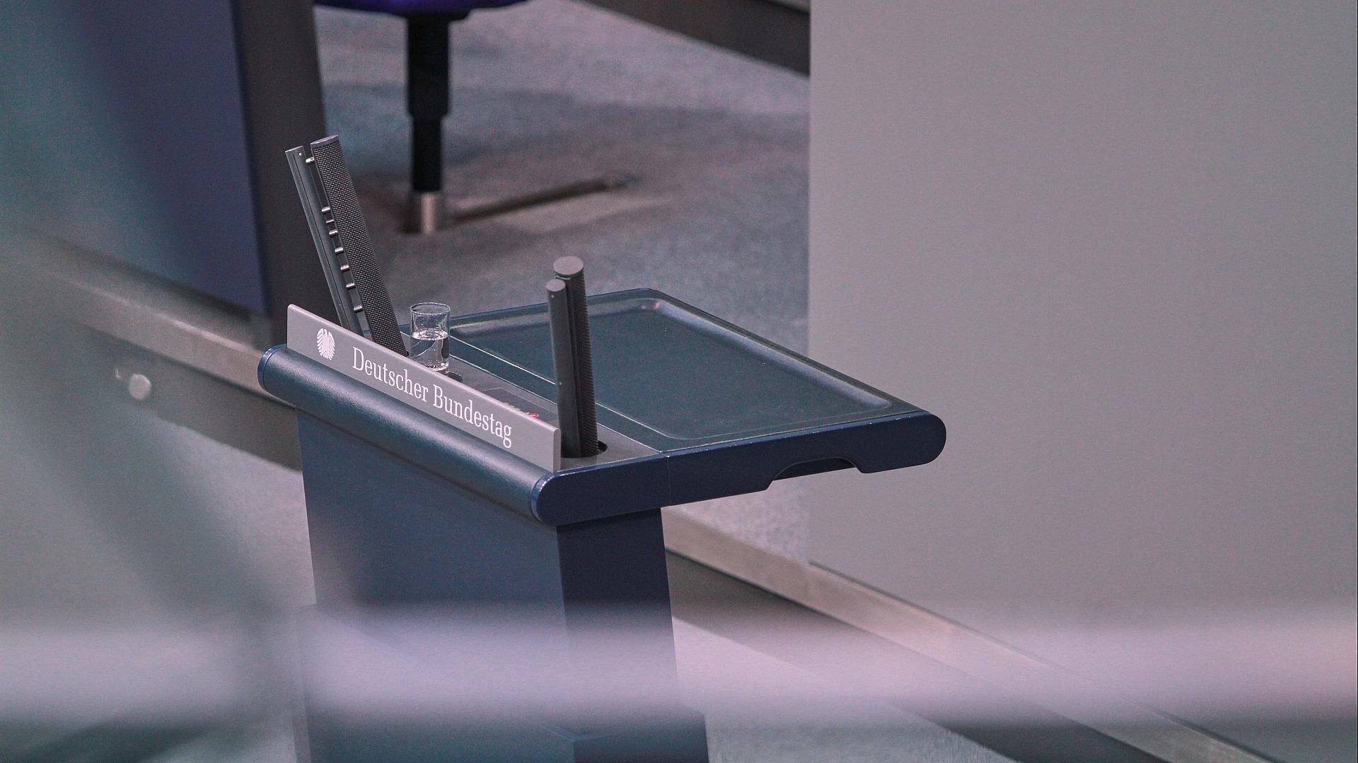 Rednerpult im Deutschen Bundestag (Archiv)