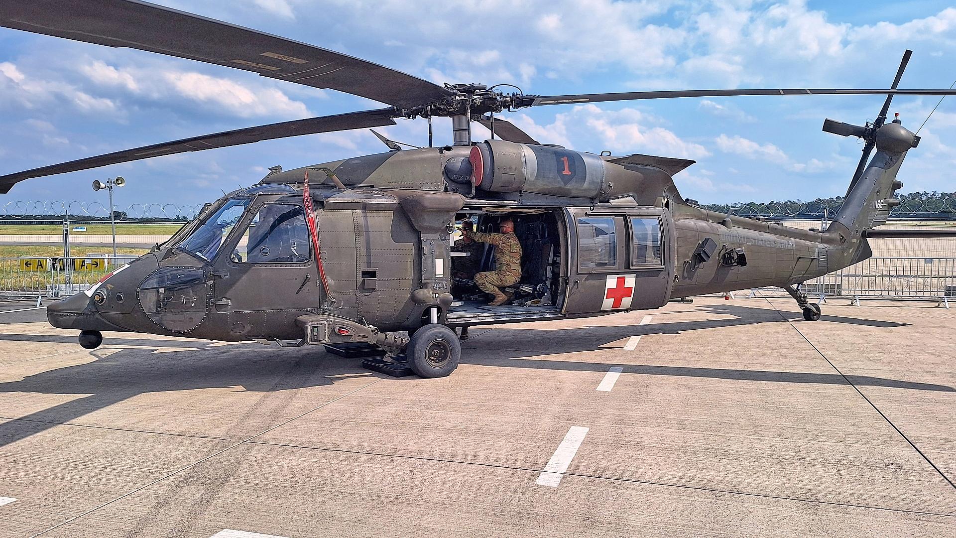 Aktivisten blockieren Zufahrten zur ILA 1 Auf der letzten ILA ausgestellter US-Kampfhubschrauber (Archiv)