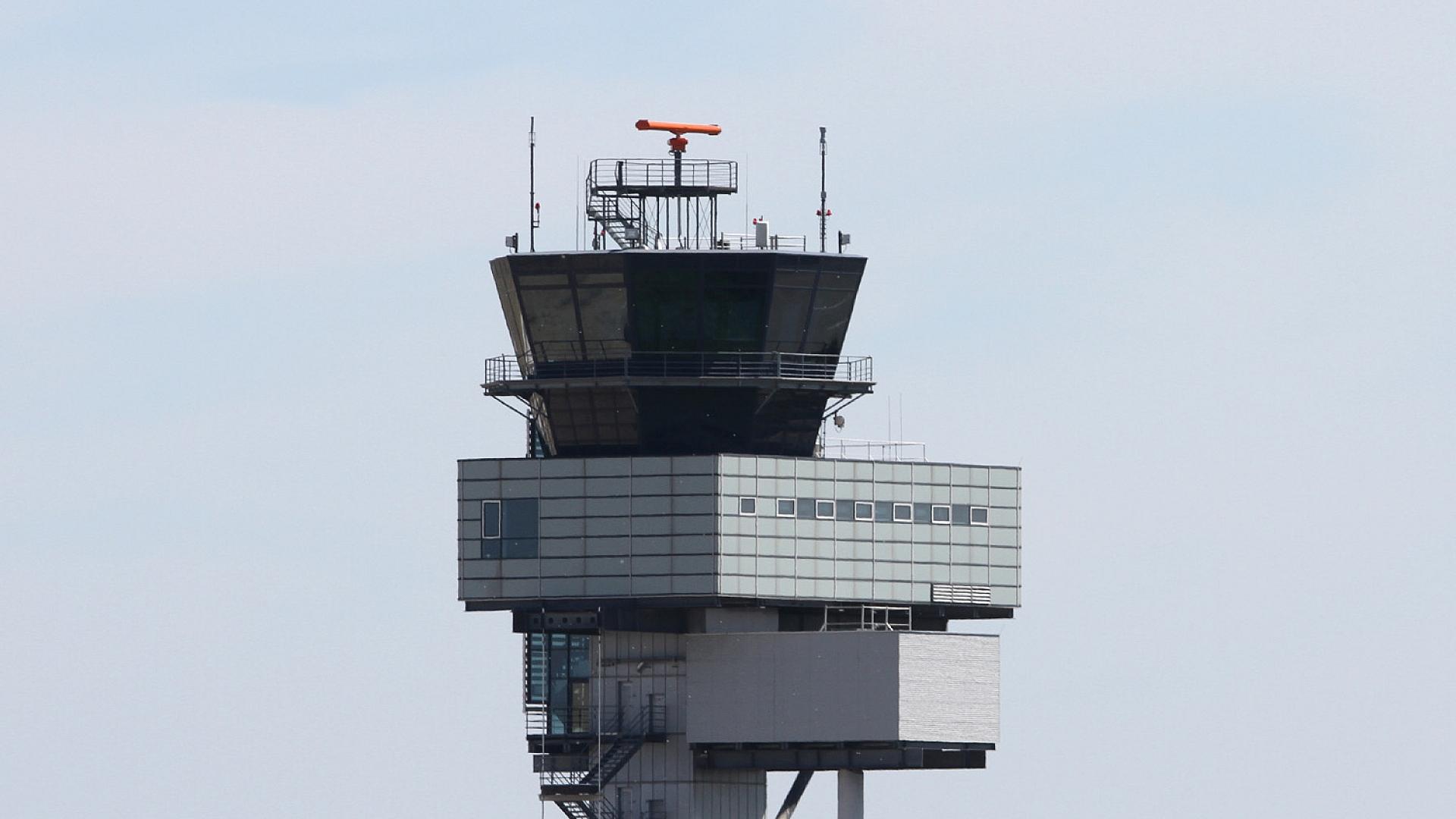 Iran-Krieg: Gewinnprognose der Flugbranche global fast halbiert 1 Flughafentower (Archiv)