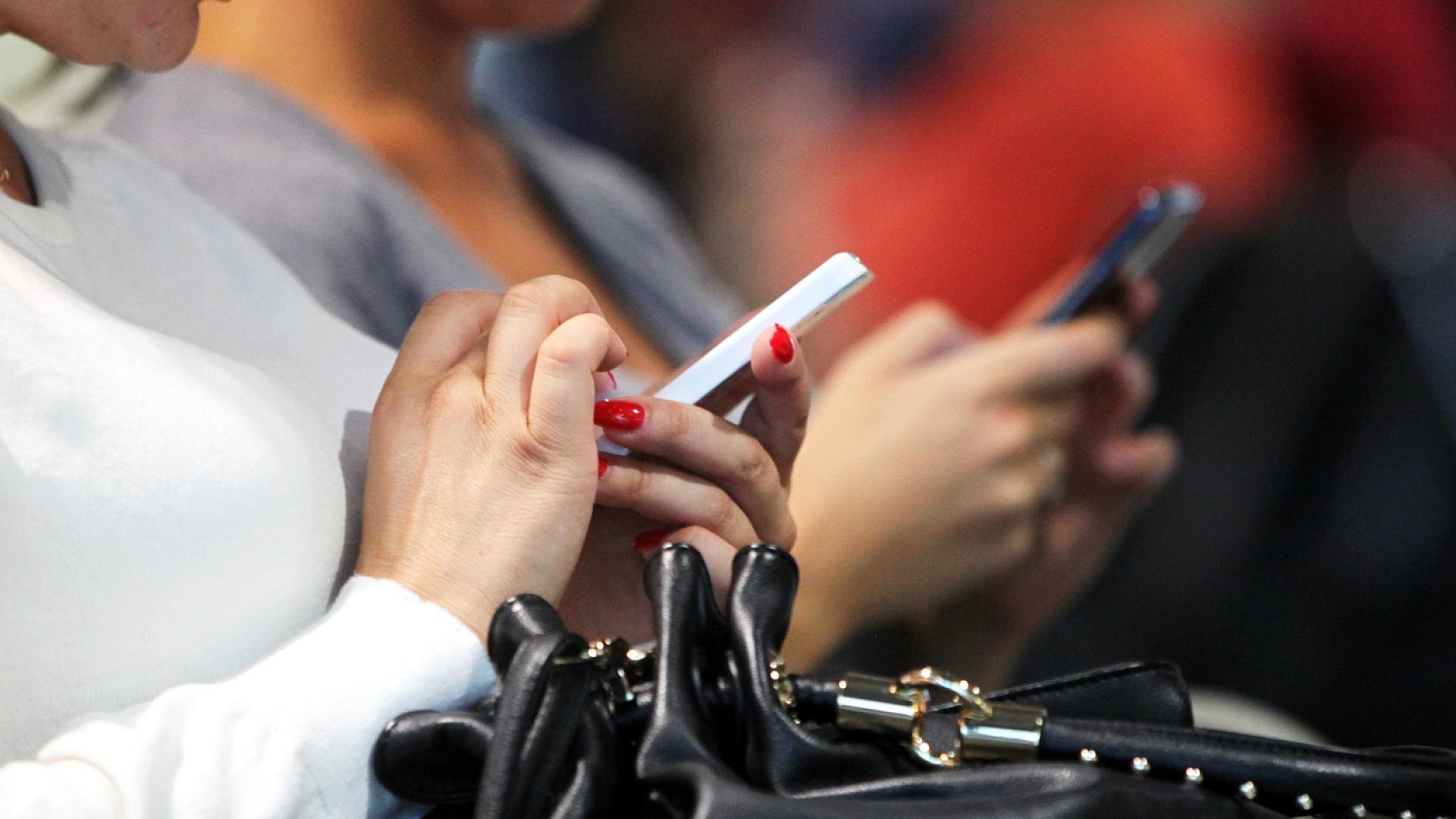 Unionsfraktion gegen BGB-Änderung wegen "digitaler Vernachlässigung" 1 Smartphone-Nutzerinnen (Archiv)