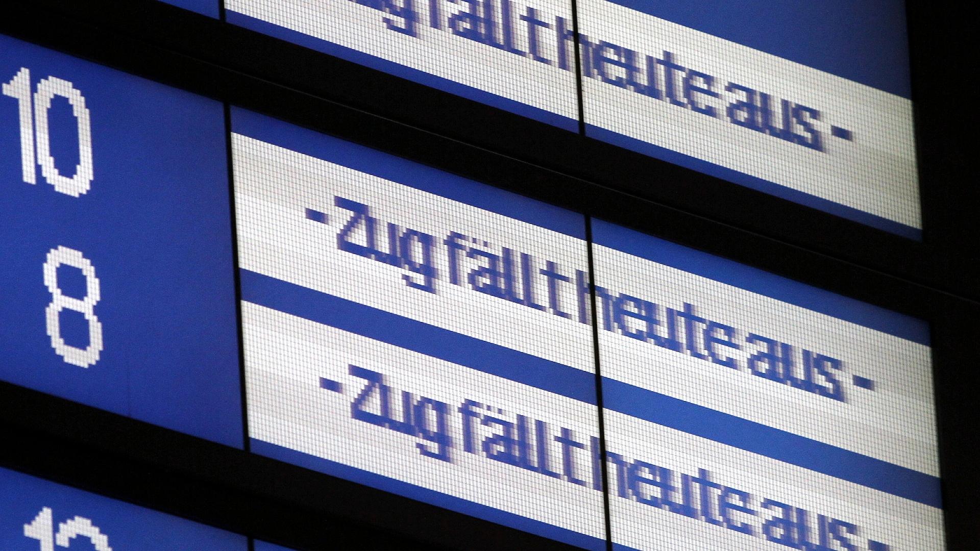 Ministerium: Sabotage bei Bahn-Panne ausgeschlossen 1 Zugausfälle bei der Bahn (Archiv)