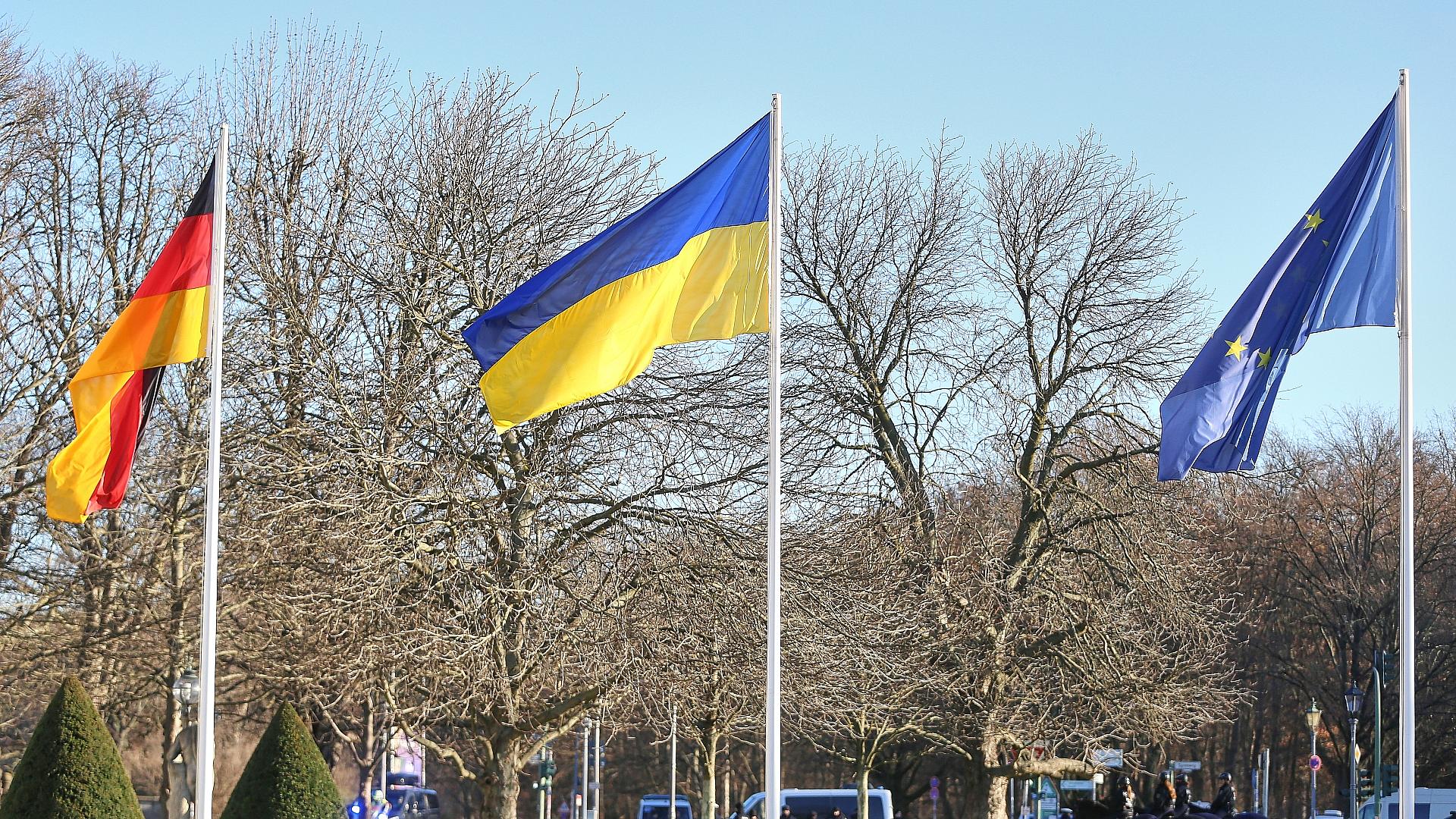 EU startet offiziell Beitrittsverhandlungen mit Ukraine 1 Fahnen von Deutschland