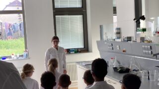 Kinder aus zwei Kitas erkunden gemeinsam den MINT-Campus