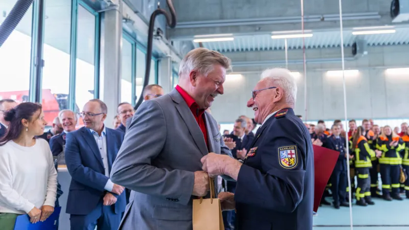 Radebeuls Stadtwehrleiter nach mehr als 26 Jahren verabschiedet – St. Ingberter Delegation dabei
