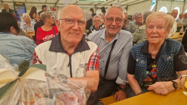 Fast 200 Senioren beim Bunten Nachmittag in Friedrichsthal 4 (v.l.n.r) Heinz Uebach, Christian Jung – Bürgermeister, Maria Uebach, Foto: Stadt Friedrichsthal