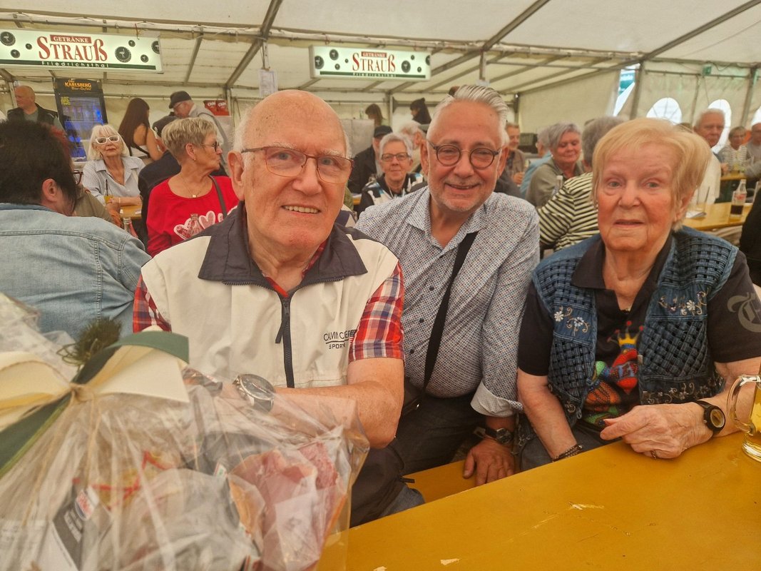 Fast 200 Senioren beim Bunten Nachmittag in Friedrichsthal 1 (v.l.n.r) Heinz Uebach, Christian Jung – Bürgermeister, Maria Uebach, Foto: Stadt Friedrichsthal