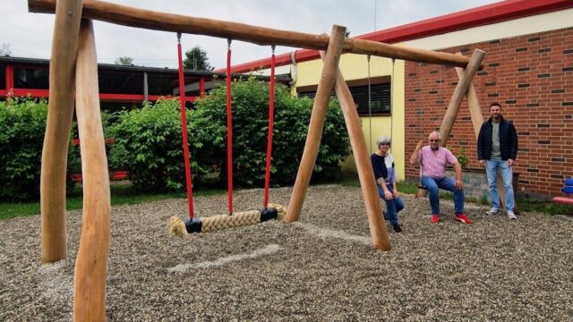 KiTa Hoferkopf: Neue Schaukel und Sonnensegel 2 v.l.n.r. Kita-Leitung Karin Woll, Bürgermeister Christian Jung und städt. Projektleiter Tobias Strobel; Foto: Stadt Friedrichsthal