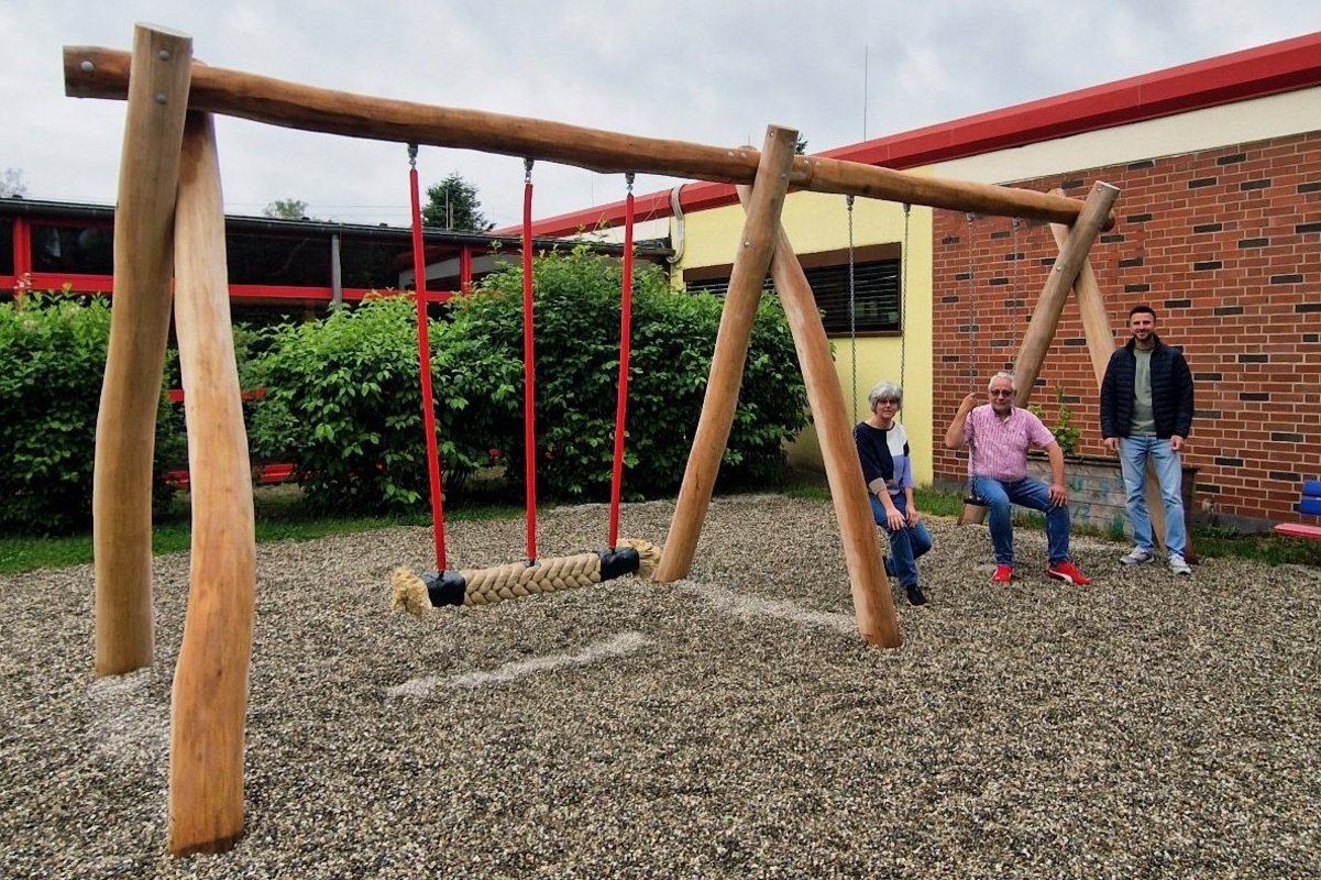 KiTa Hoferkopf: Neue Schaukel und Sonnensegel 1 v.l.n.r. Kita-Leitung Karin Woll, Bürgermeister Christian Jung und städt. Projektleiter Tobias Strobel; Foto: Stadt Friedrichsthal