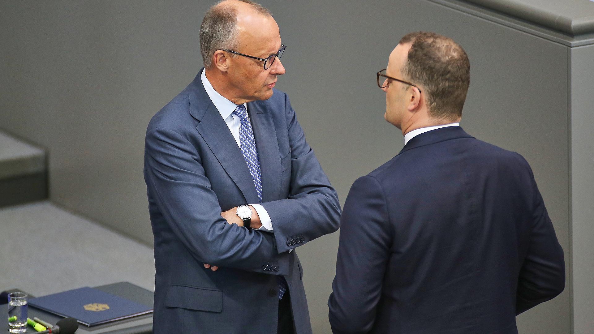 Spahn-Rücktritt: Merz will Nachfolge vor Urlaubszeit klären 1 Friedrich Merz und Jens Spahn (Archiv)