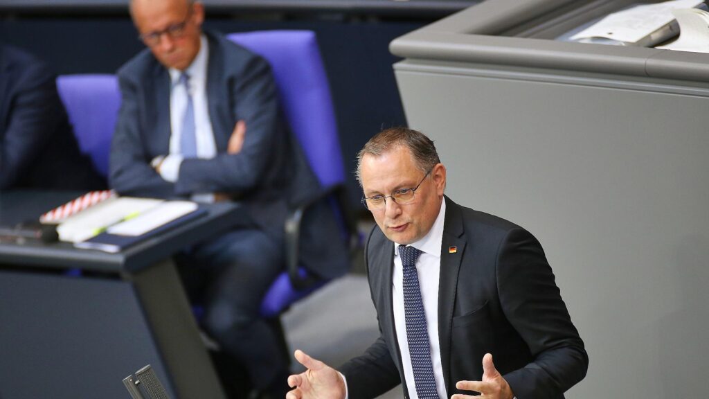 AfD in Infratest-Umfrage jetzt 5 Punkte vor der Union 14 Friedirch Merz und Tino Chrupalla (Archiv)