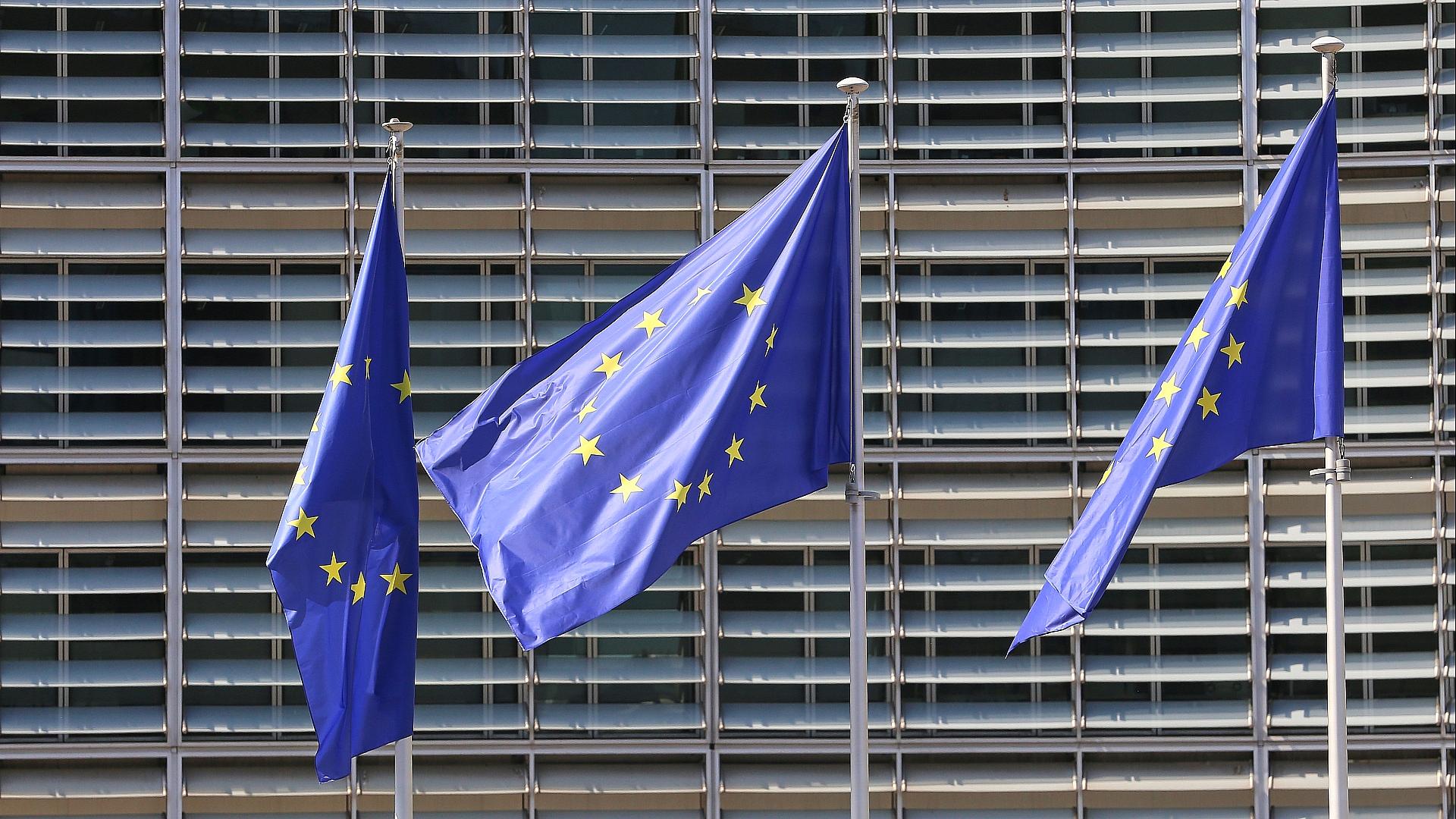 EU verhängt weitere Sanktionen gegen Russland 1 EU-Fahnen (Archiv)
