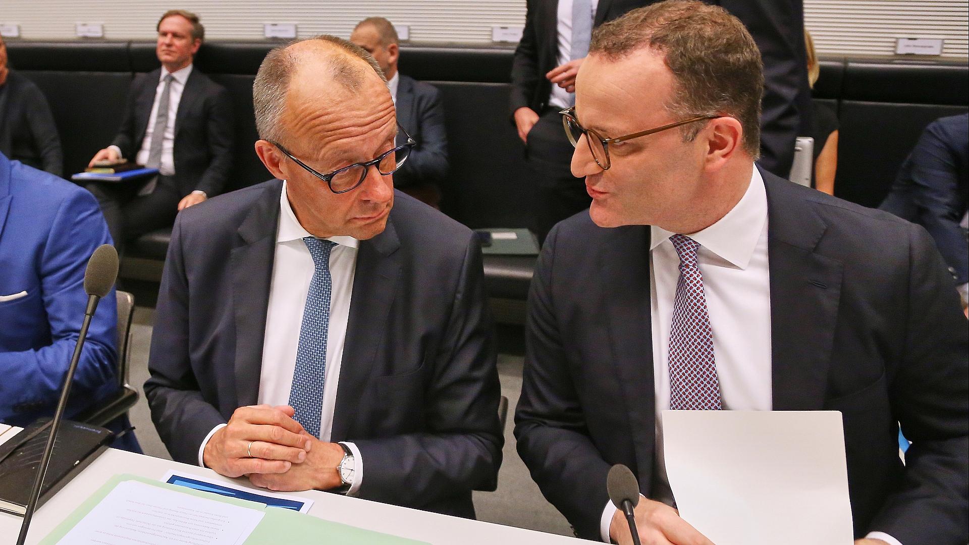 Merz nennt Spahn-Rücktritt "unvermeidlich" 1 Friedrich Merz und Jens Spahn (Archiv)