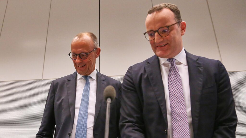 Merz will Spahn nicht fallenlassen - Entschuldigung vor Fraktion 1 Friedrich Merz und Jens Spahn (Archiv)