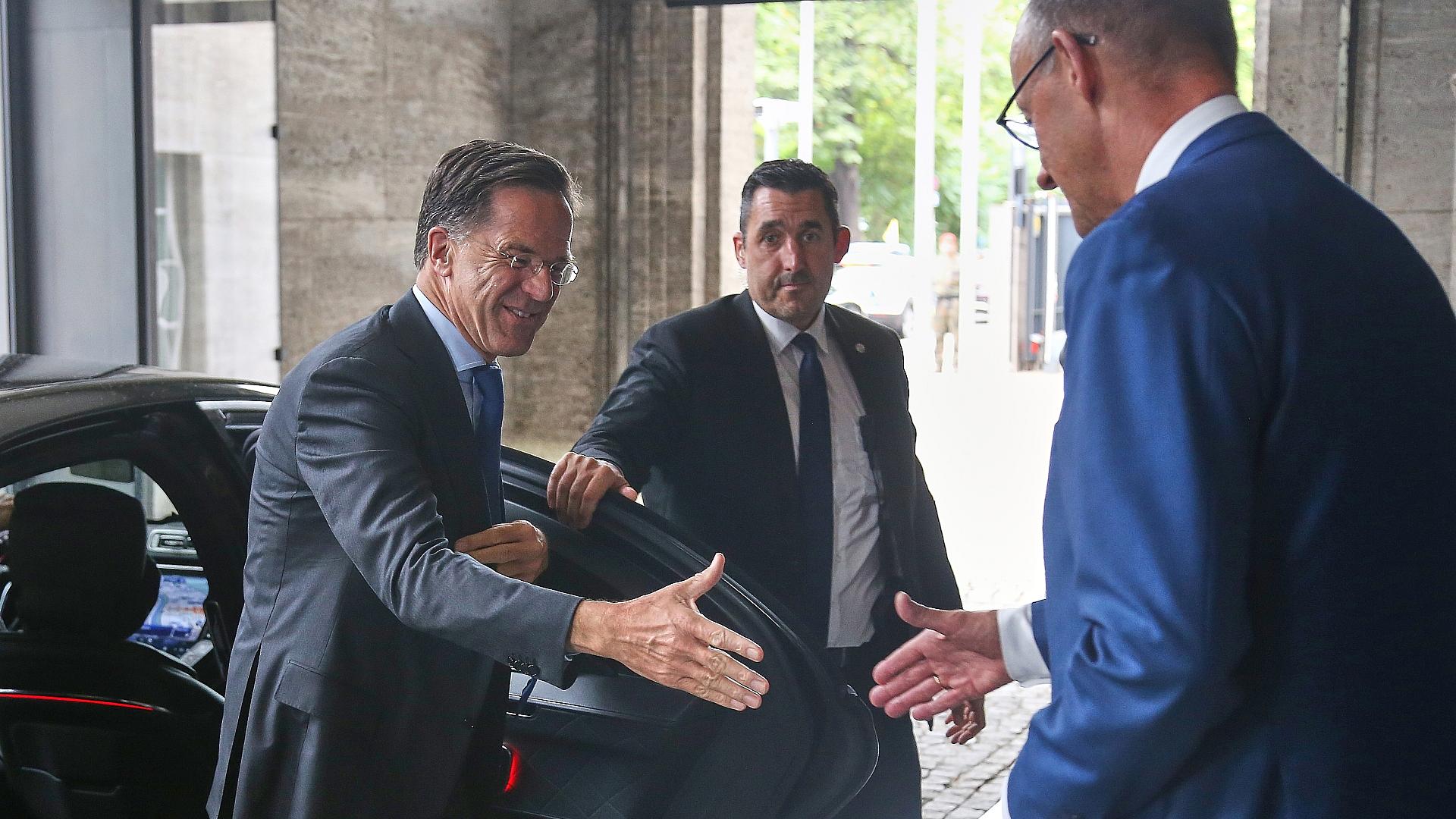 Mark Rutte nimmt an Kabinettssitzung teil am 01.07.2026