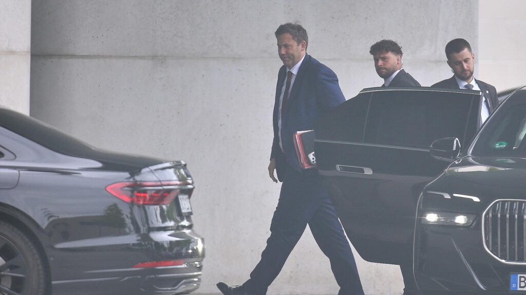 Lars Klingbeil am 01.07.2026 auf dem Weg zum Koalitionsausschuss