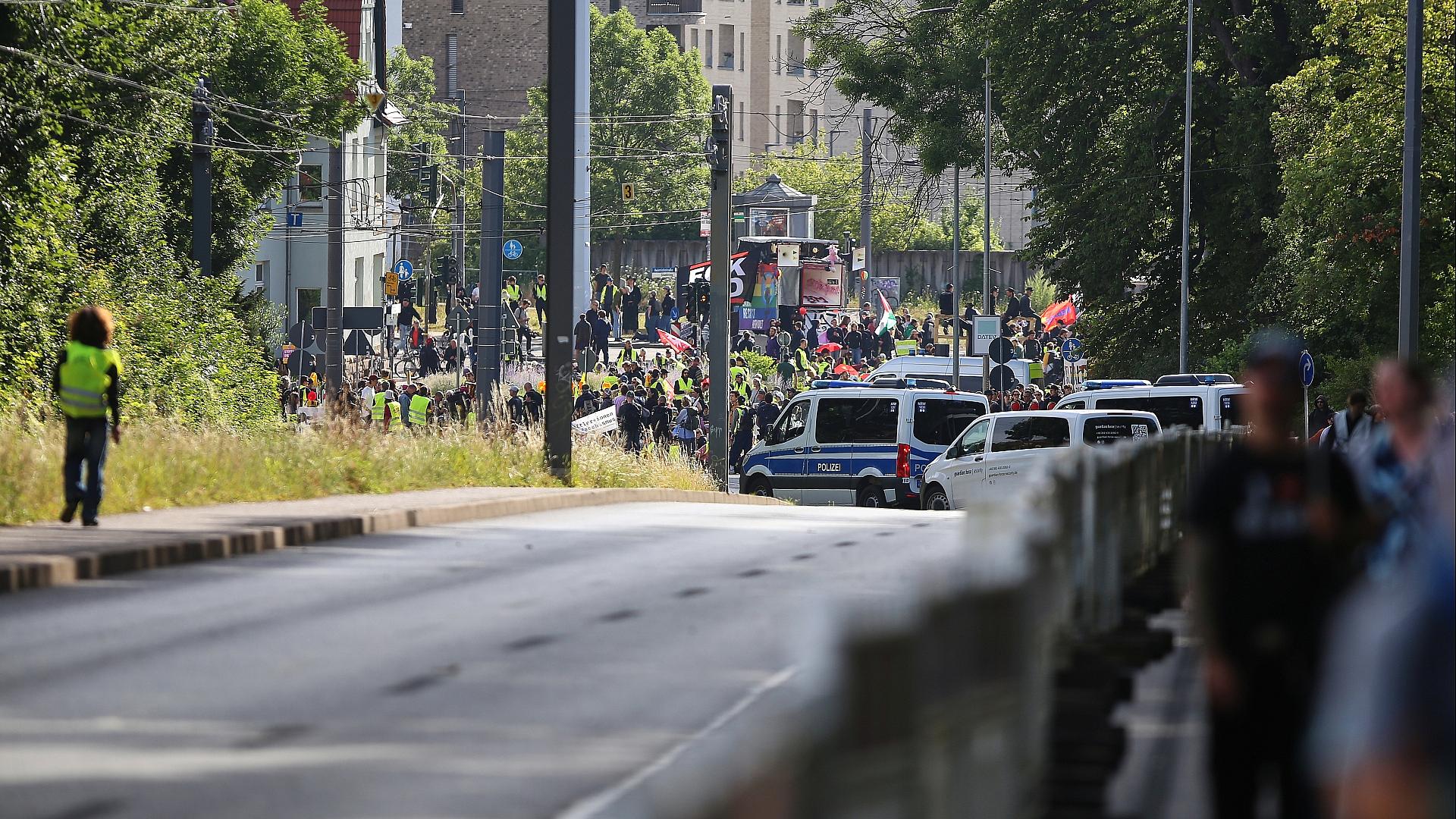 Grüne verurteilen Angriff auf Journalisten in Erfurt 1 Demo vor AfD-Parteitag am 04.07.2026