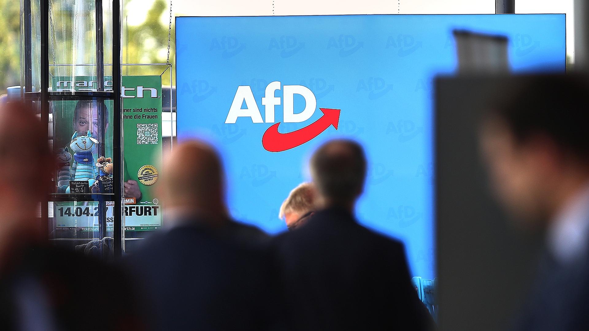AfD-Logo auf Parteitag am 04.07.2026
