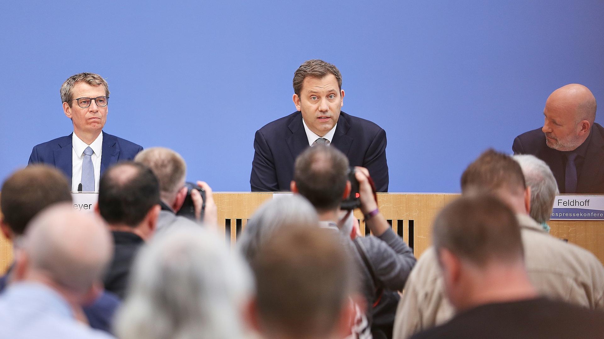 Klingbeil verteidigt Neuverschuldung mit Bundeswehr-Ausgaben 1 Lars Klingbeil (Mitte) am 06.07.2026