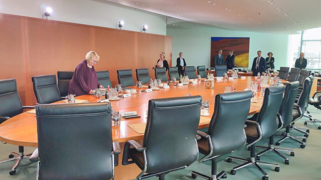 Kabinettssitzung fällt kommende Woche aus - Merz im Urlaub 11 Kabinettstisch (Archiv)