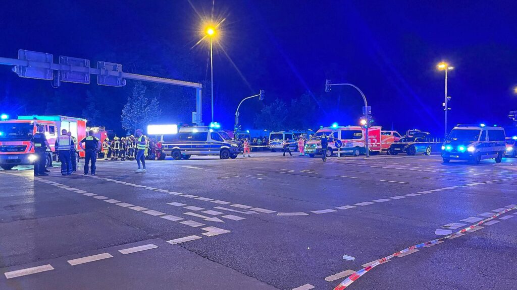 Auto fährt bei CSD in Menschenmenge am 25.07.2026