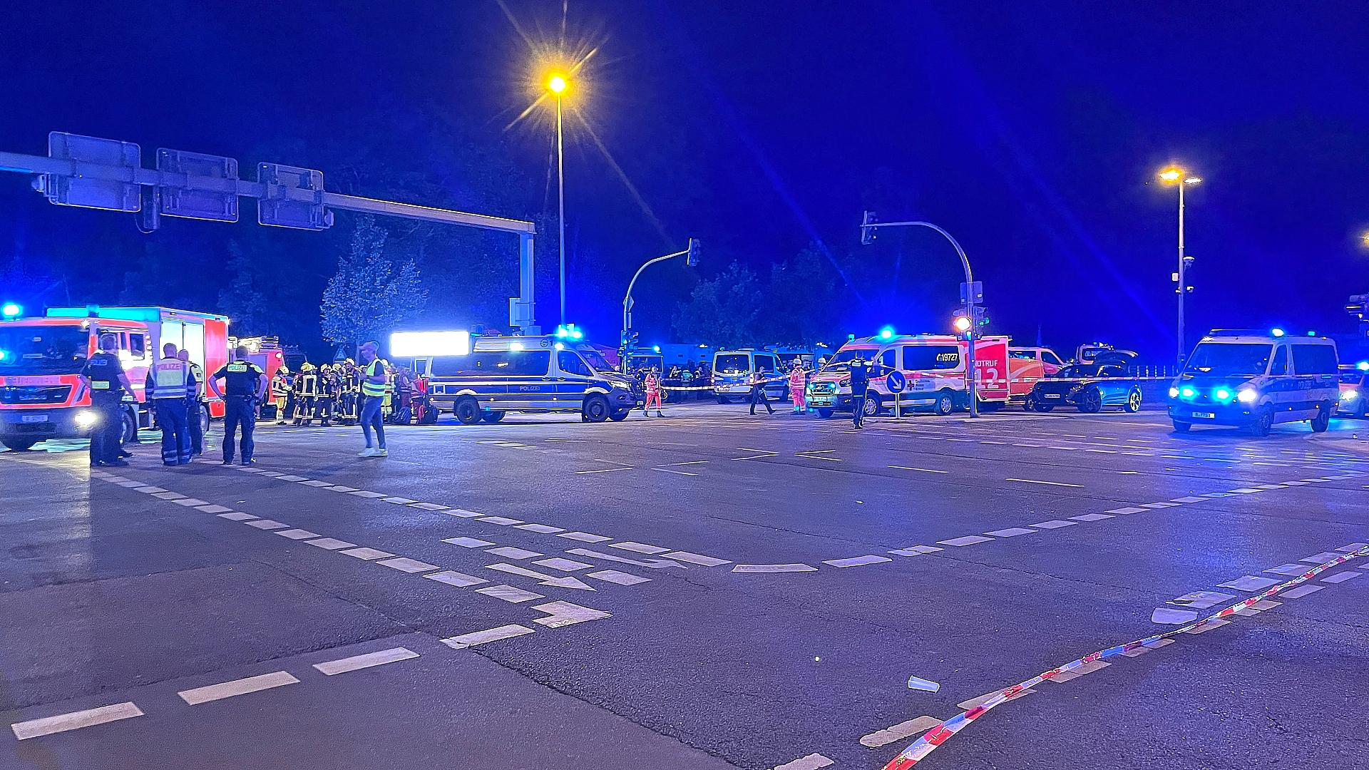 Auto fährt bei CSD in Menschenmenge am 25.07.2026
