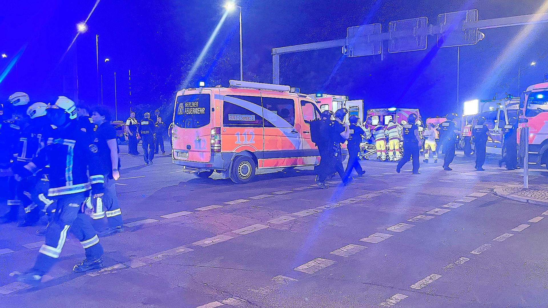 Auto fährt bei CSD in Menschenmenge am 25.07.2026