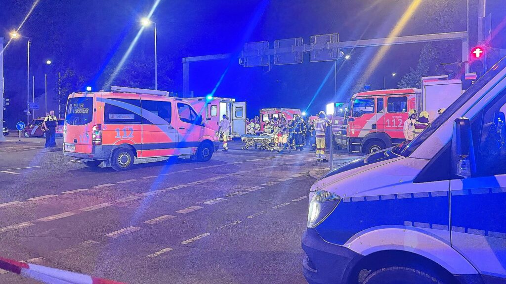 Auto fährt bei CSD in Menschenmenge am 25.07.2026