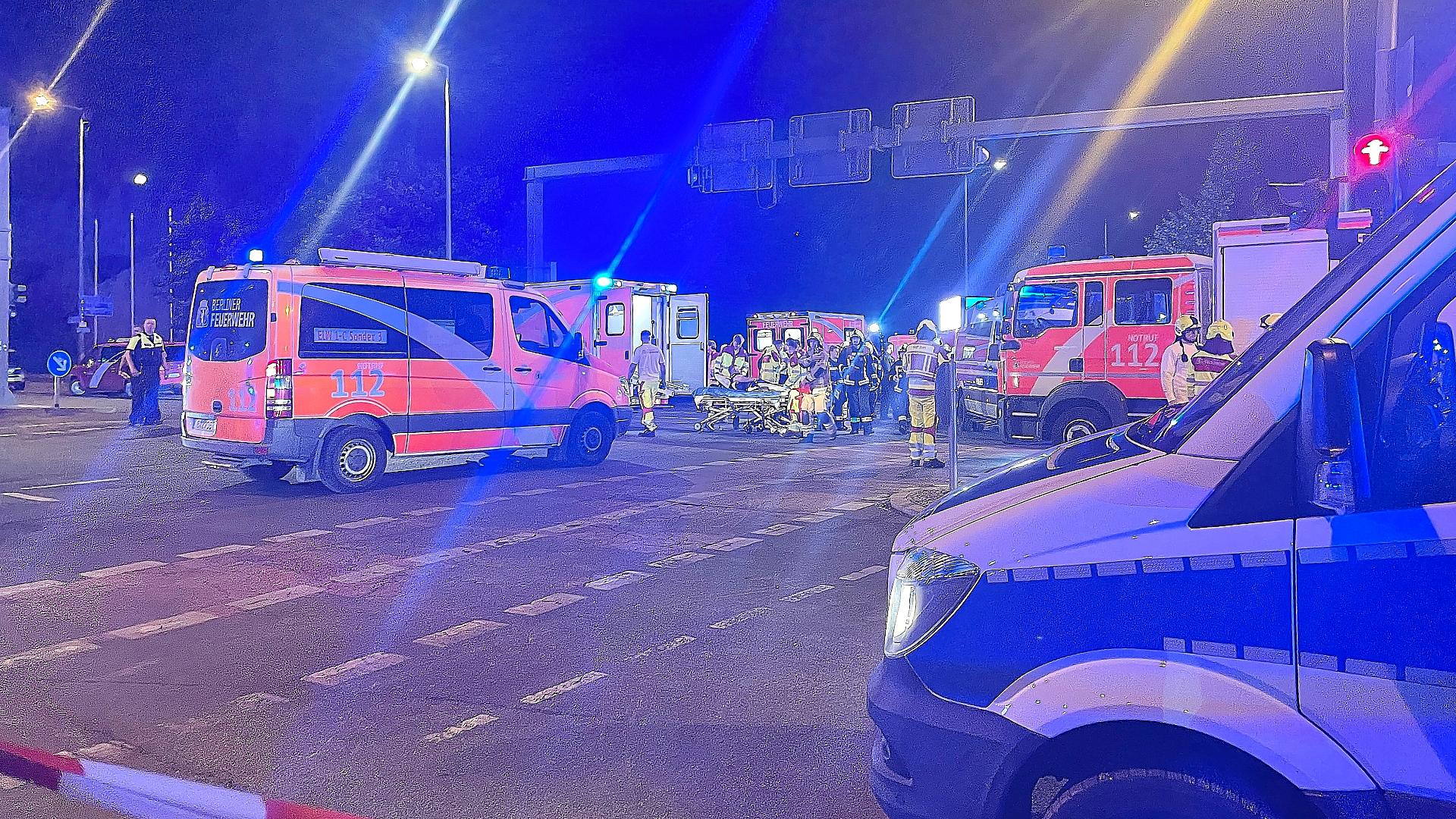 Auto fährt bei CSD in Menschenmenge am 25.07.2026