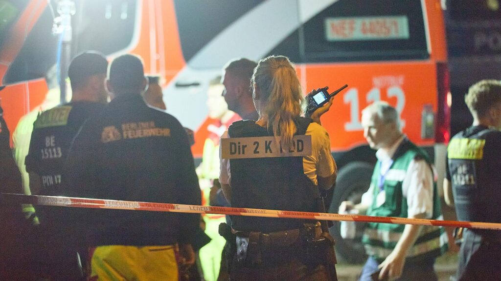 Auto fährt bei CSD in Menschenmenge am 26.07.2026